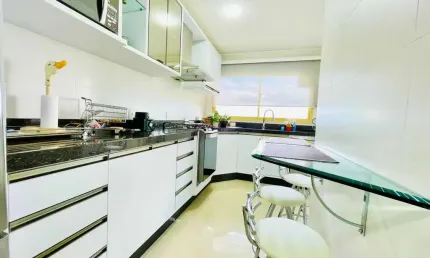 Apartamento Frente Mar com 3 dormitórios sendo 1 suíte e 2 vagas no Centro de Balneário Camboriú