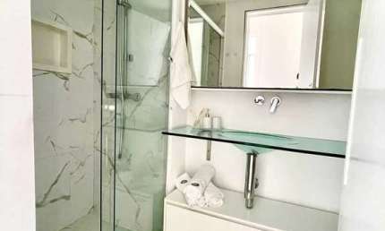 Apartamento com linda vista, 2 dormitórios e 2 vagas de garagem na Praia Brava em Itajaí!