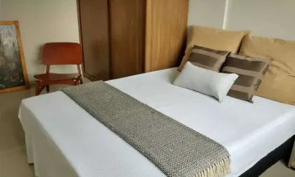 Apartamento mobiliado com 2 dormitórios sendo 1 suíte e 1 vaga a 200 m da praia de canasvieiras