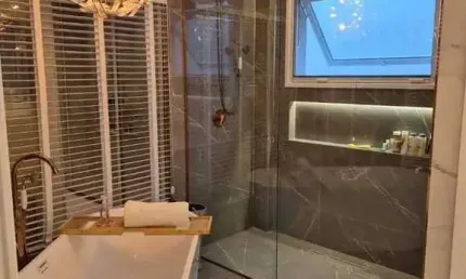 Casa com 5 suítes e 6 vagas de garagem em condomínio no centro de camboriú