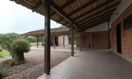 Sítio com 24.017,00m² com casa construída com  4 quartos 3 vagas em ascurra
