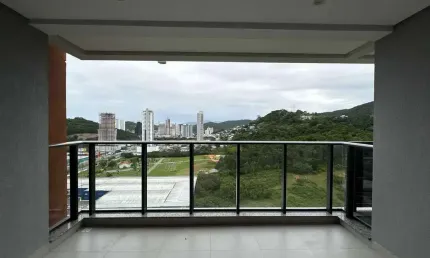 Apartamento com 2 dormitórios sendo 1 suíte, 1 vaga de garagem na praia brava em itajaí