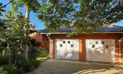 Casa alto padrão pé na areia com 3 suítes e 2 vagas de garagem no centro de balneário piçarras