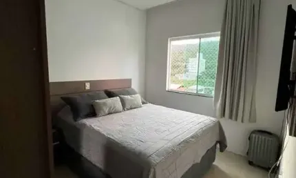 Apartamento mobiliado com 3 dormitórios sendo 1 suíte e 1 vaga em itapema- sc