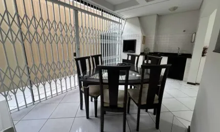 Sobrado mobiliado com 3 dormitórios sendo 1 suíte e 2 vagas de garagem no bairro ressacada em itajaí