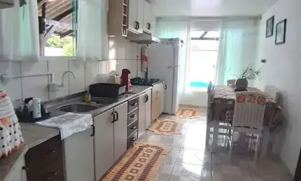 Casa com piscina, 3 dormitórios sendo 1 suíte e 4 vagas aprox. 1 km da praia de armação em penha/sc