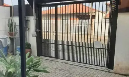 Casa com 3 suítes, área de festas com piscina e 5 vagas aprox. 352m da praia de armação em penha/sc.