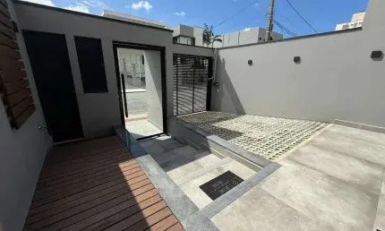 Sobrado com piscina aquecida, 2 dormitórios sendo 1 suíte e 2 vagas no dom bosco em itajaí