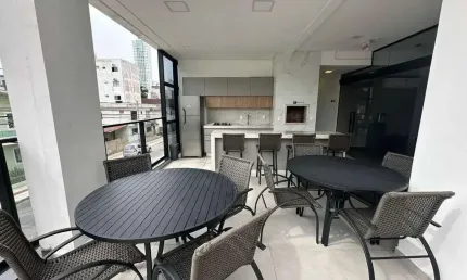 Apartamento mobiliado com 4 dormitórios sendo 1 suíte e 2 vagas nas nações em balneário camboriú