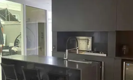 Casa mobiliada no condomínio caledônia com 3 suítes e 4 vagas garagem em camboriú