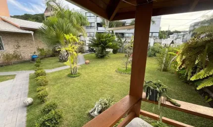 3 sobrados com 2 suítes e 1 vaga de garagem cada na praia dos amores na brava em itajaí