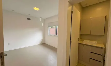 Casa semi-mobiliada no condomínio caledônia com 3 suítes e 4 vagas de garagem em camboriú