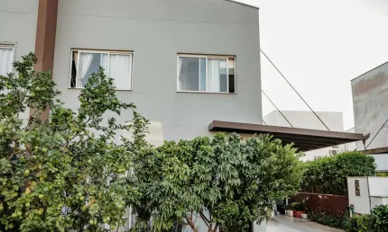Casa em condomínio com 3 dormitórios sendo 1 suíte e duas vagas na garagem.
