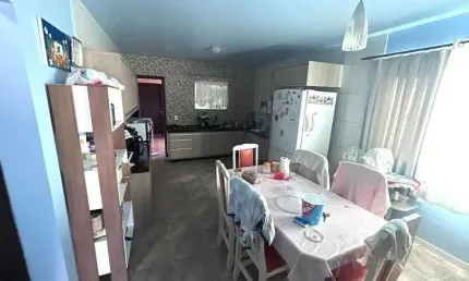 Casa a venda com 3 dormitórios e 3 garagens, com 1 kitnet de 25m² no centro de penha/sc.