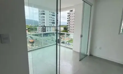 Apartamento com 2 suítes e 2 vagas de garagem na meia praia em itapema