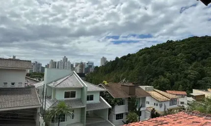 Casa com 02 lotes à venda no condomínio ariribá – balneário camboriú / sc
