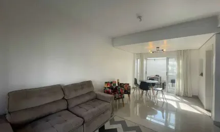 Sobrado com 03 dormitórios sendo 01 suíte e 02 vagas na garagem em curitiba