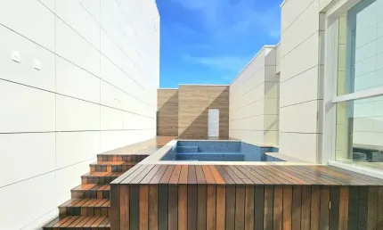 Cobertura horizontal com 4 suítes e 5 vagas, vista panorâmica da praia de balneário camboriú.
