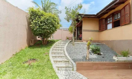 Residência com 4 dormitórios sendo 1 suíte, 4 vagas de garagem e galpão comercial.