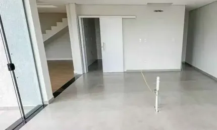 Casa de alto padrão com piscina, 4 suítes e 2 vagas de garagem em balneário piçarras - sc