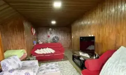 Casa semi-mobiliada com 2 dormitórios sendo 1 suíte aprox. 400m da praia de armação - penha/sc.