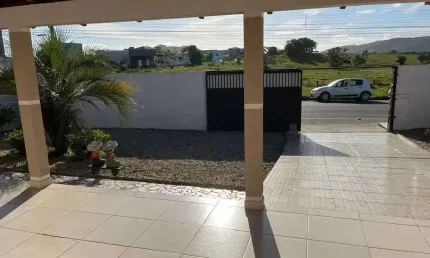 Casa com 3 dormitórios e 5 vagas de garagem próximo do beto carrero em penha/sc.