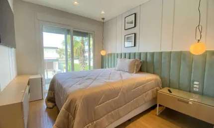 Casa mobiliada no condomínio caledônia com 3 suítes e 4 vagas garagem em camboriú