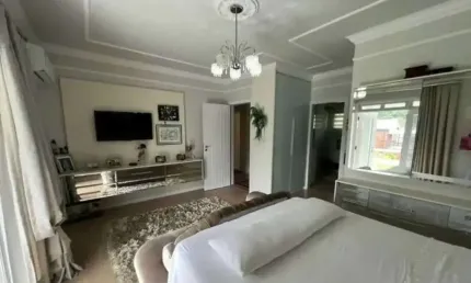 Casa mobiliada com 3 dormitórios sendo 1 suíte e 3 vagas de garagem em rodeio- santa catarina