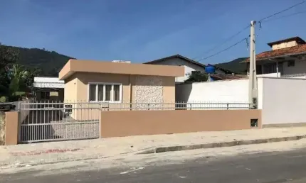 Terreno com 363m² e 2 casas a 450m do mar no centro de porto belo