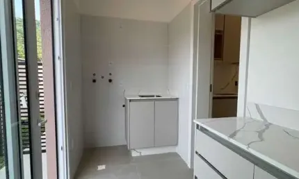 Casa semi-mobiliada no condomínio caledônia com 3 suítes e 4 vagas de garagem em camboriú