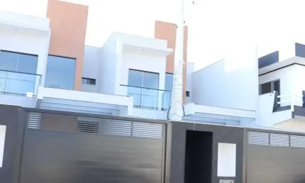 Sobrando com 3 suítes e 2 vagas de garagem em itajaí