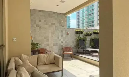 Apartamento mobiliado com 3 suítes e 3 vagas de garagem na meia praia em itapema