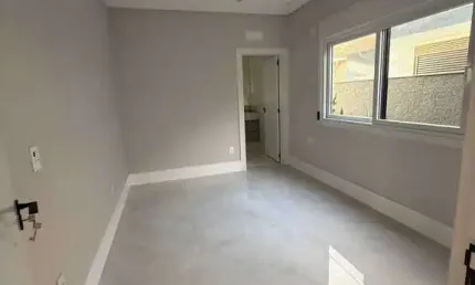 Casa em condomínio com 4 suítes e 2 vagas de garagem