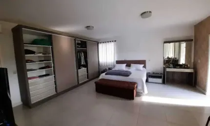 Casa de alto padrão mobiliada com 3 dormitórios sendo 1 suíte e 5 vagas de garagem em penha