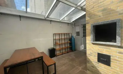 Sobrado com 03 dormitórios sendo 01 suíte e 02 vagas na garagem em curitiba