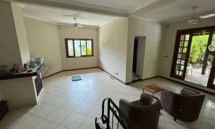 Casa com 02 lotes à venda no condomínio ariribá – balneário camboriú / sc