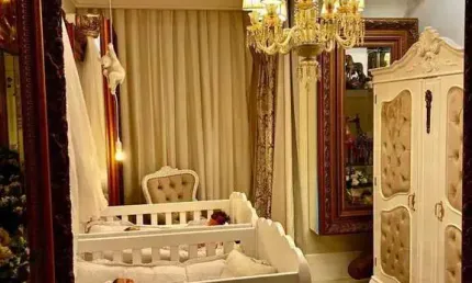 Casa neoclássica mobiliada com 4 suítes e 4 vagas de garagem em condomínio fechado no bairro rio do meio em camboriú