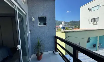 Sobrado com 2 dormitórios sendo 1 suíte e 1 demi, 2 vagas - rio pequeno em camboriú