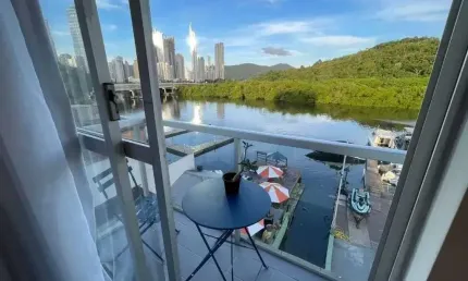 Apartamento com 2 dormitórios reformado e mobiliado com linda vista em balneário camboriú