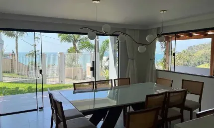 Casa de alto padrão com 3 suítes e 4 vagas na garagem em penha