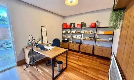 Casa mobiliada com 3 suítes e 4 vagas na garagem com uma ampla piscina na parte externa em itajaí