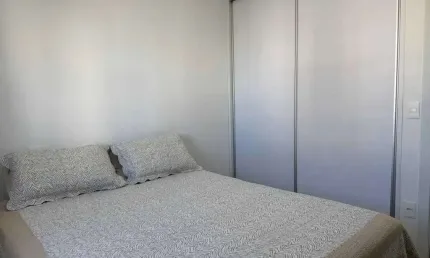 Apartamento mobiliado com 2 dormitórios sendo 1 suíte e 1 vaga de garagem em balneário camboriú