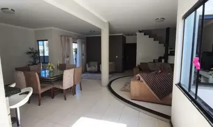 Casa com 4 dormitórios sendo 1 suíte e 3 vagas de garagem no centro de itajaí