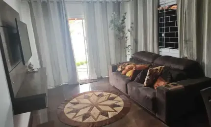 Casa com 2 dormitórios e 3 vagas de garagem no centro de tijucas