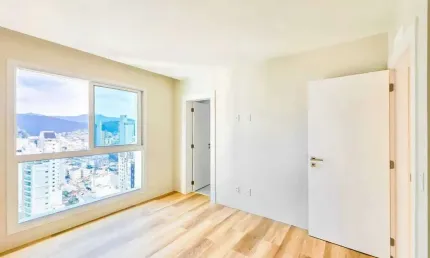 Apartamento com 4 suítes e 3 vagas de garagem no bairro pioneiros em balneário camboriú/sc
