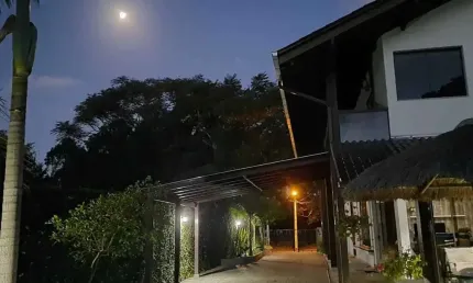 Casa de alto padrão mobiliada com 3 dormitórios sendo 1 suíte e 5 vagas de garagem em penha