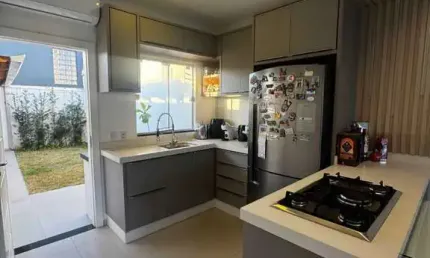 Sobrado mobiliado com 2 suítes e 2 vagas de garagem no bairro cordeiros em itajaí