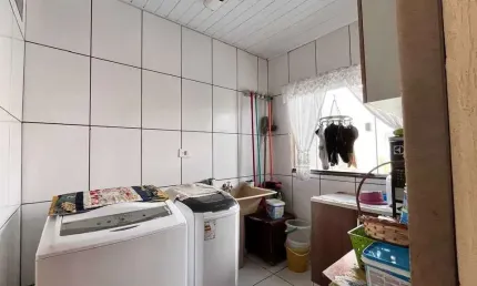 Sobrado com 4 dormitórios sendo 1 suíte e 2 vagas de garagem em curitiba/pr