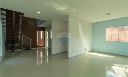 Casa sobrado em Flores, Conjunto Beija Flor, 3 quartos, sendo 1 suíte com closet