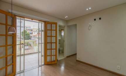 Sobrado para venda em Jardim Santa Mena com 3 quartos, sendo 1 suíte, 240m²